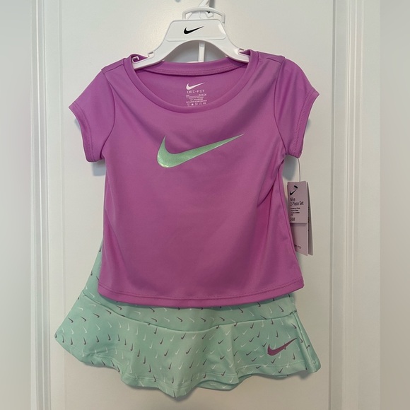 Toddler Girls Nike Essentials Tee & Skort Set 24m - Picture 2 of 9